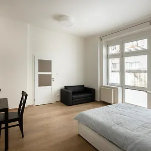 cozy-studio-in-quiet-courtyard-near-charles-bridge.praguehotelsweb.com/